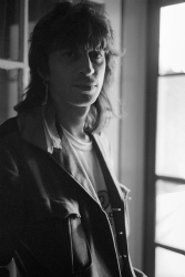 http://www.raymondeapril.com/files/gimgs/th-188_Amitiés_705-0001_Gérald à la fenêtre_web800.jpg